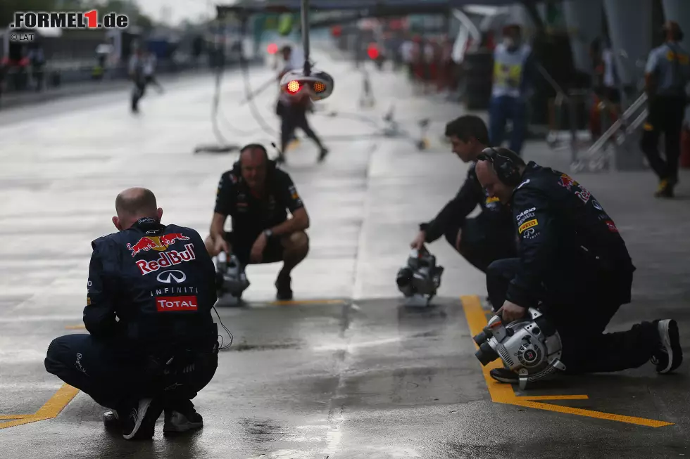 Foto zur News: Ebenso wenig wie die geschickte Arbeit beim Trocknen der Boxen-Standplätze während des Monsunregens im Qualifying am Samstag.