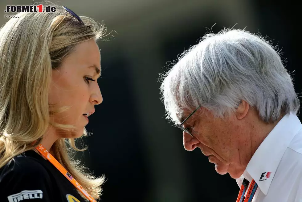 Foto zur News: Wo Bernie Ecclestone da wohl hinguckt? Hätte er nicht die Augen zu, könnte man ihm glatt ein gesteigertes Interesse an Carmen Jordas Dekolletee unterstellen.