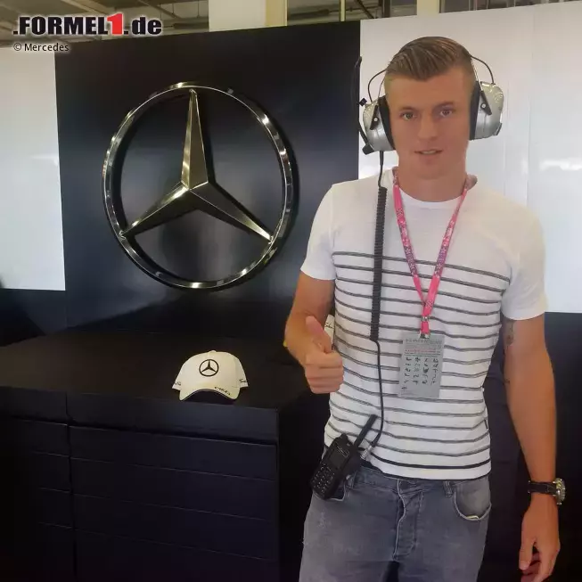 Foto zur News: Toni Kroos, Fußball-Weltmeister. Weil Mercedes Sponsor des DFB ist, ist klar, wem er die Daumen drücken muss.