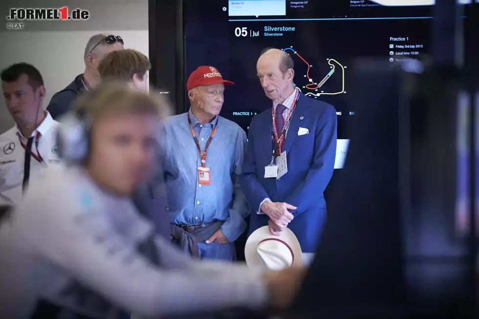 Foto zur News: Prinz Edward, Herzog von Kent und Cousin von Queen Elizabeth, gehört zumindest in Silverstone zu den Stamm-VIPs. Hier lässt er sich von Niki Lauda erklären, was die Silberpfeile so schnell macht.