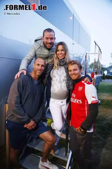 Foto zur News: Die Rosberg-WG vor dem Motorhome: Nico, Physio Daniel Schlösser, Medienbetreuer Georg Nolte und die hochschwangere Vivian schlafen statt in Luxushotels viel lieber direkt an der Strecke. Das erspart auch die Qual mit dem Stau, in Silverstone ein ganz spezielles Problem. Übrigens: In Silverstone gewinnt Rosberg erstmals nicht, wenn Vivian dabei ist. Der Glücksbauch hat seine Magie verloren.