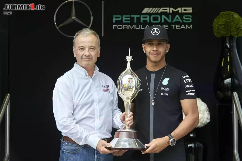 Foto zur News: Mit seinen Aussagen über diverse Sponsorenpokale aus Plastik hat Lewis Hamilton vor Silverstone ein gigantisches Medienecho ausgelöst. Fast so, als wolle man ihn besänftigen, bekommt er zwei richtig schöne Objekte mit auf den Weg. Einmal die Mike-Hawthorn-Trophy für den bestplatzierten britischen Fahrer in Silverstone 2014, ...