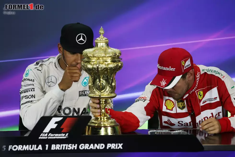 Foto zur News: ... und natürlich den traditionsreichen Siegerpokal des BRDC. Sebastian Vettel (dem die Trophäen mindestens genauso wichtig sind wie Hamilton) hat daran aber etwas zu nörgeln - weil die Sieger nur bis 2005 eingraviert sind. Hintergrund: Für die Siegerehrung wird der neu gemachte Sockel abmontiert. Der kommt erst danach wieder dran.