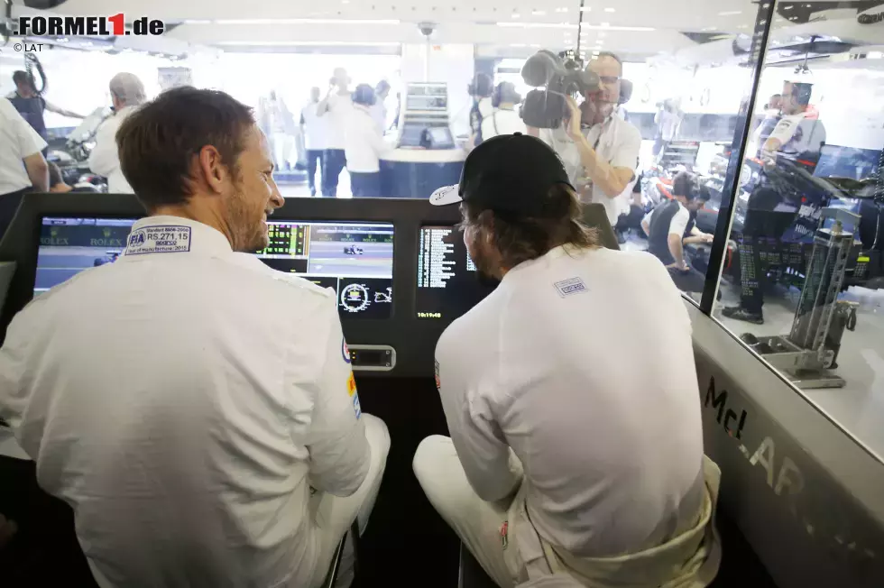 Foto zur News: Sorgen ganz anderer Art haben die Ex-Champions Jenson Button und Fernando Alonso. Weil ihre Autos meistens streiken, nehmen sie während des Freien Trainings mal eben in der VIP-Loge der McLaren-Box Platz. Sehr viele Gäste scheint das Team nämlich gerade nicht zu haben.