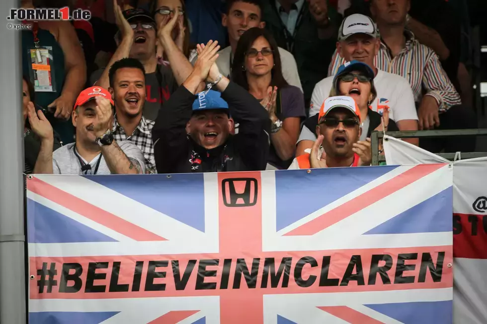 Foto zur News: Believe in McLaren: Das fällt an einem Heim-Wochenende, bei dem ein magerer WM-Punkt schon als Erfolg gefeiert werden muss, immer schwerer. Und auch Ron Dennis büßt Sympathien ein, wenn er Publikumsliebling Eddie Jordan einen &quot;Dorftrottel&quot; schimpft. Der hatte aber, zugegeben, zuvor seinen Rücktritt gefordert: &quot;Ron verweigert sich der Realität.&quot;