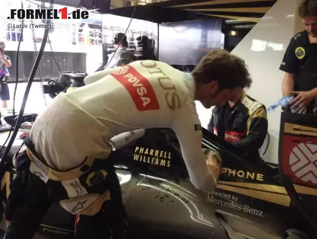 Foto zur News: Ein Anpacker: Aus dem &quot;jungen Wilden&quot; Romain Grosjean ist bei Lotus ein echter Sympathieträger geworden. Der sich auch nicht zu schade ist, das Auto selbst zu putzen, wenn er es zuvor ins Kiesbett gesetzt hat.