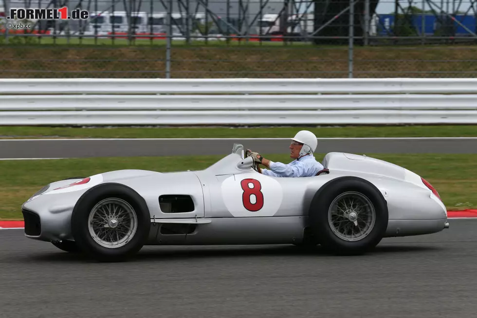 Foto zur News: Dass nach Silverstone 140.000 Zuschauer kommen, ist kein Wunder. Das vorbildliche Rahmenprogramm beinhaltet Stirling Moss im Silberpfeil, ...