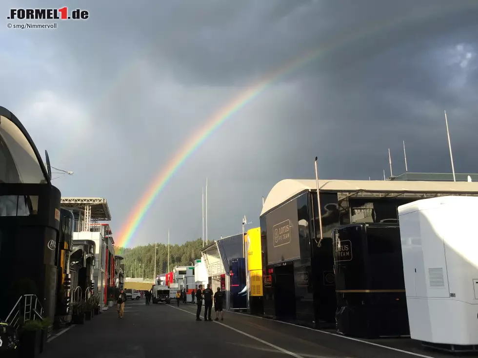 Foto zur News: Gold am Ende des Regenbogens - oder, wie ein Journalistenkollege in Spielberg feststellt: &quot;Dort steht das Motorhome von Bernie Ecclestone!&quot; An der Legende scheint also doch etwas dran zu sein...