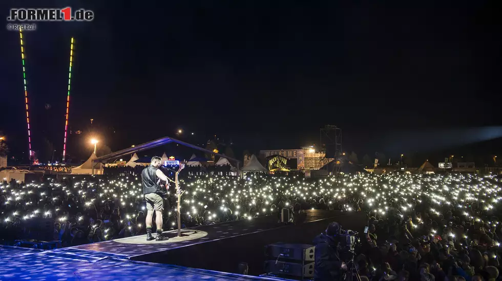 Foto zur News: ... oder &quot;Volks-Rock&#039;n&#039;Rolla&quot; Andreas Gabalier, so etwas wie die österreichische Antwort auf Helene Fischer. Das Lichtermeer für die Opfer der Amokfahrt von Graz (nur eine Stunde von Spielberg entfernt) am Samstagabend ist der wahrscheinlich emotionalste Moment des Wochenendes.