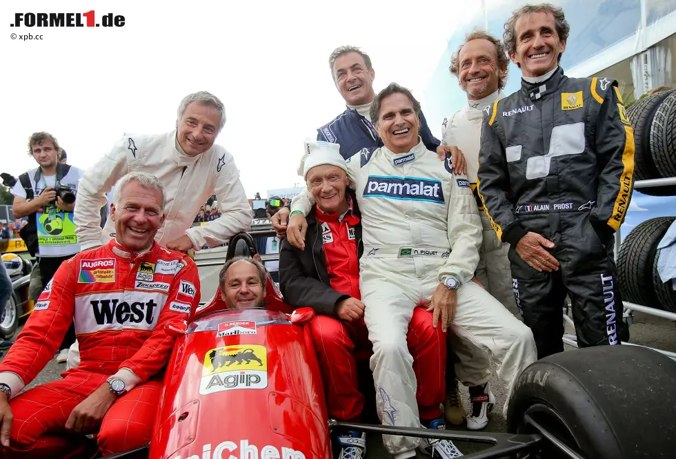 Foto zur News: Die Legendenparade war schon beim Spielberg-Comeback 2014 für viele Fans das eigentliche Highlight, und das ist 2015 nicht anders. Niki Lauda und Co. haben zwar teilweise schon etwas Mühe, ihre Bäuche in die Cockpits von damals zu zwängen, haben aber Spaß und begeistern die Fans.