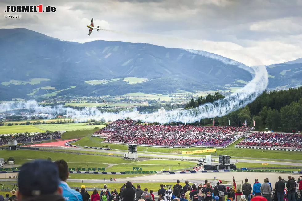 Foto zur News: Ungemütlich wird&#039;s erst, als Air-Racer Hannes Arch die 55.000 begeisterten Zuschauer mit einer atemberaubenden Flugdemo unterhält. Für Arch ein besonderer Moment: Vor einigen Monaten hat er am Red-Bull-Ring das Air-Race-WM-Finale unter dramatischen Umständen verloren.