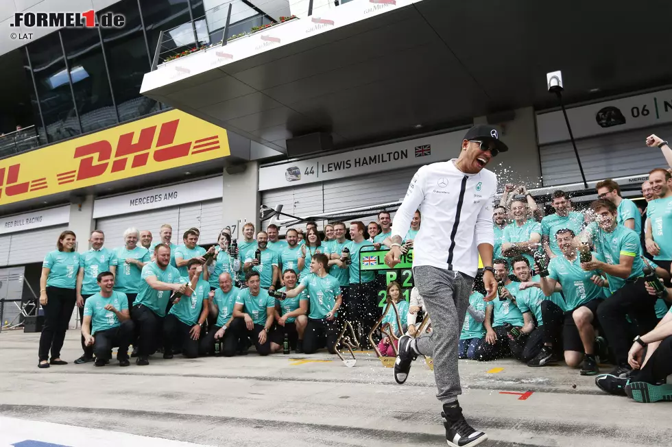 Foto zur News: Auch wenn&#039;s diesmal nicht geklappt hat, Hamilton fährt als WM-Leader zum Heimspiel nach Silverstone - und tut sich daher nicht schwer damit, Rosbergs Sieg mit dem Team zu feiern.