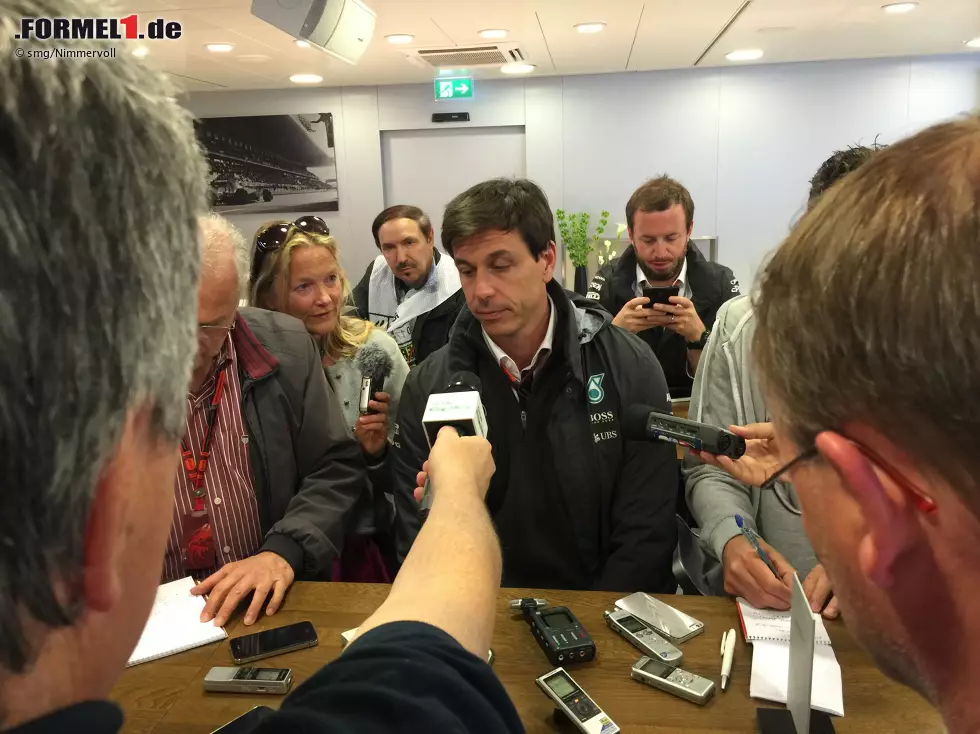 Foto zur News: Toto Wolff hingegen fehlt beim Teamfoto. &quot;Scheiß drauf&quot;, sagt er, als ihn Pressesprecher Bradley Lord aus der Medienrunde entführen will - und punktet damit bei den deutschen Journalisten. Dass Wolff seinen Kommentar augenzwinkernd meint, versteht sich von selbst.