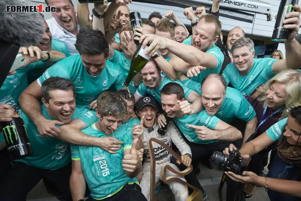 Foto zur News: Und am besten feiert es sich ohnehin ohne Chef, finden Rosberg und Co. - und lassen es nach dem ersten Doppelsieg-Doppelpack der Formel-1-Saison 2015 richtig krachen!