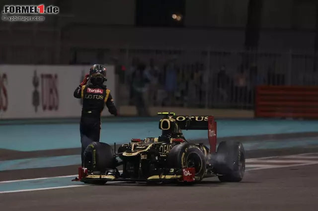 Foto zur News: 2012 räumte Romain Grosjean Sergio Perez und Mark Webber aus dem Weg, nun fährt er sein Abschiedsrennen für Lotus. Und freut sich aus unkonventionellen Gründen auf das Rennen in der Abenddämmerung: "Am Renntag kann ich ein bisschen später aufstehen. Das ist fein. Aber auch für die Fans ist es toll, denn sie können durch das Visier sehen, wie sehr wir uns konzentrieren."