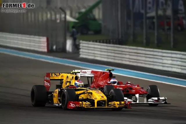 Foto zur News: Fernando Alonso erlebte 2010 auf dem Yas-Marina-Circuit sein persönliches Trauma: Nach dem frühen Stopp kam er an Witali Petrow bis zum Rennende nicht vorbei und verlor den Titel an Sebastian Vettel. "Es handelt sich um einen Kurs, der seinen Charakter im Laufe der Runde verändert", spielt der Spanier auf die langen Geraden zu Beginn und den kurvigen Teil am Ende der Runde an. "Auch das Fahren in der Dämmerung ist ziemlich unglaublich."