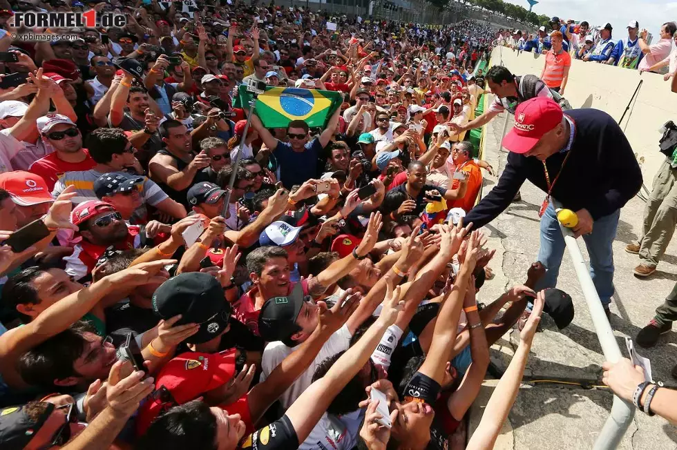 Foto zur News: Lewis Hamilton (Mercedes), dessen gelber Helm keine Hommage an Senna ist, übersieht die Verbindung zu seinem großen Vorbild nicht. Außerdem ist Sao Paulo der Ort, an dem er 2008 seinen ersten Weltmeistertitel feierte: &quot;Interlagos gehört zu den echten Klassikern. Die Brasilianer sind sehr leidenschaftlich, haben so viel Spaß und gehen aus sich heraus. Es ist ein lebhaftes Land voller Farben und bedeutet mir sehr viel.&quot;