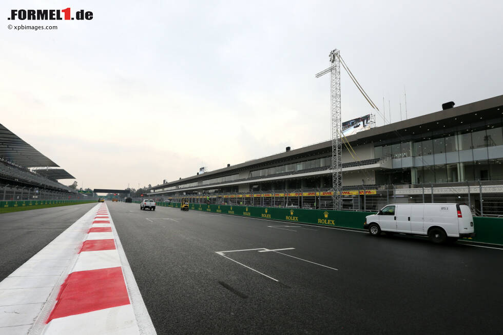 Foto zur News: Dafür gibt es die mit 1,2 Kilometern zweitlängste Start- und Zielgerade im Kalender, die Speeds bis zu 365 km/h erlauben wird. Nach Daniel Ricciardos (Red Bull) Geschmack ist das dank des schwächelnden Renault-Antriebs in seinem Boliden allerdings nicht: &quot;Die lange Gerade erinnert mich ein bisschen an Monza. Dort werden wir Federn lassen, aber der Rest der Strecke sieht ziemlich &#039;Mickey Mouse&#039; aus. Und da sind wir am stärksten. Im Simulator wirkte die Strecke eng und es gab einige Kurven, die ich im ersten Gang gefahren bin. Das sollte uns liegen. Vielleicht können wir also einigermaßen mithalten.&quot;