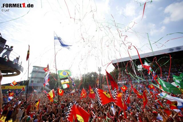 Foto zur News: Sergio Perez (Force India): "Monza ist wohl eine der schönsten Strecken im ganzen Rennkalender. Dass es ein ganz besonderer Ort ist, merkt man ab dem Moment, in dem man an der Strecke ankommt. Wohin man schaut, begegnet einem Geschichte. Die italienischen Fans sind klasse. Sie erinnern mich in gewisser Weise an die mexikanischen Fans. Für mich ist Monza ein gutes Warmup für Mexiko-Stadt."