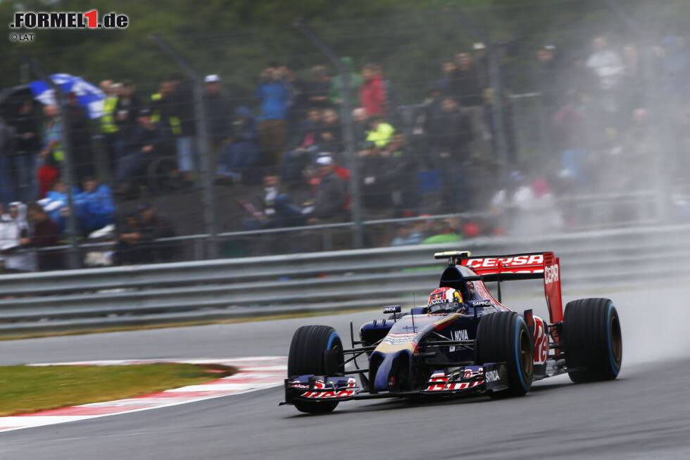 Foto zur News: Daniil Kwjat (Red Bull): &quot;Silverstone ist ein echter Klassiker. Es ist ein cooler Kurs: hohe Geschwindigkeiten und ein unheimlich herausforderndes Layout - das macht wirklich Spaß. Wenn man im Auto alles richtig macht und viel Selbstvertrauen hat, dann hat man eine Menge Spaß. Die High-Speed-Kurven sind das, worum es geht. Dort fühlt man wirklich, dass man ein Formel-1-Auto fährt.&quot;