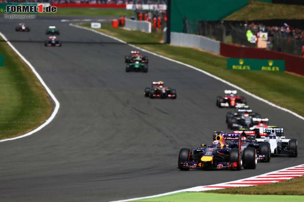 Foto zur News: Daniel Ricciardo (Red Bull): &quot;Ich kann es nicht verschweigen: Silverstone ist fantastisch! Ich liebe High-Speed-Strecken mit High-Speed-Kurven, wie den Teil von Copse durch Maggotts, Becketts, Chapel und dann Stowe. Das sind vielleicht die fünf coolsten Kurven im Kalender, und alle kommen hintereinander. Ich liebe es!&quot;