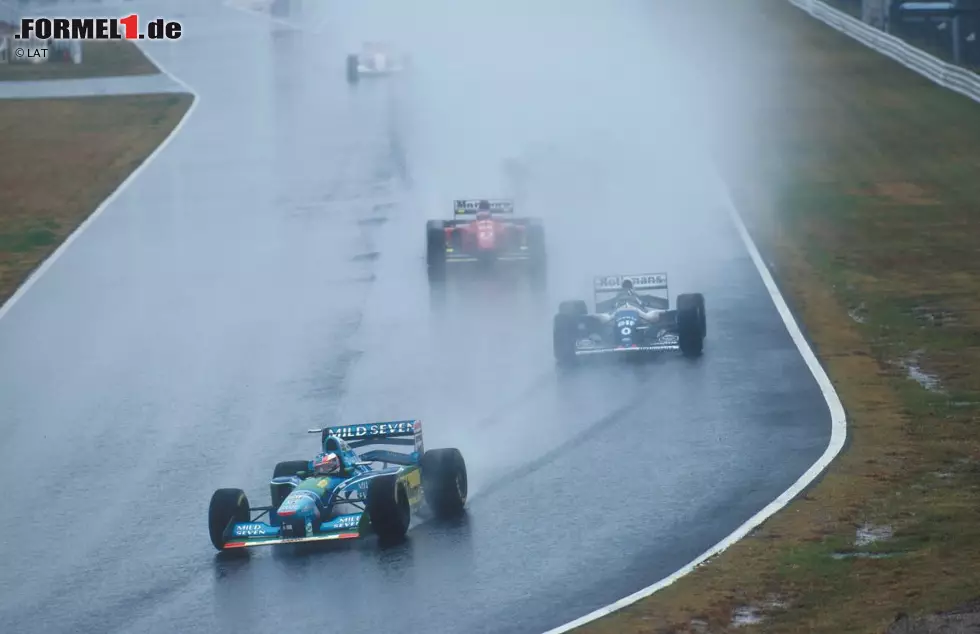 Foto zur News: Michael Schumacher hält neben dem Rekord für die Siege auch den Rekord für die Pole-Positions beim Grand Prix von Japan. Achtmal startete der Deutsche vom besten Startplatz, zuerst 1994 (Foto). Wie bei den Siegen, so ist es auch in dieser Statistik Sebastian Vettel, der hinter seinem Landsmann auf Platz zwei liegt. Vettel stand in den Jahren 2009 bis 2012 viermal in Folge auf der Pole-Position.