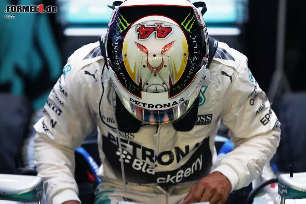 Foto zur News: In der laufenden Saison 2015 war der Ausfall von Lewis Hamilton beim Grand Prix von Singapur am vergangenen Wochenende sein erster. Zuvor hatte der Brite zuletzt beim Grand Prix von Belgien 2014 nicht die Zielflagge gesehen. Hamiltons letzter technisch bedingter Ausfall vor jenem in Singapur wurde beim Grand Prix von Kanada 2014 notiert. Damals waren Bremsprobleme der Grund.