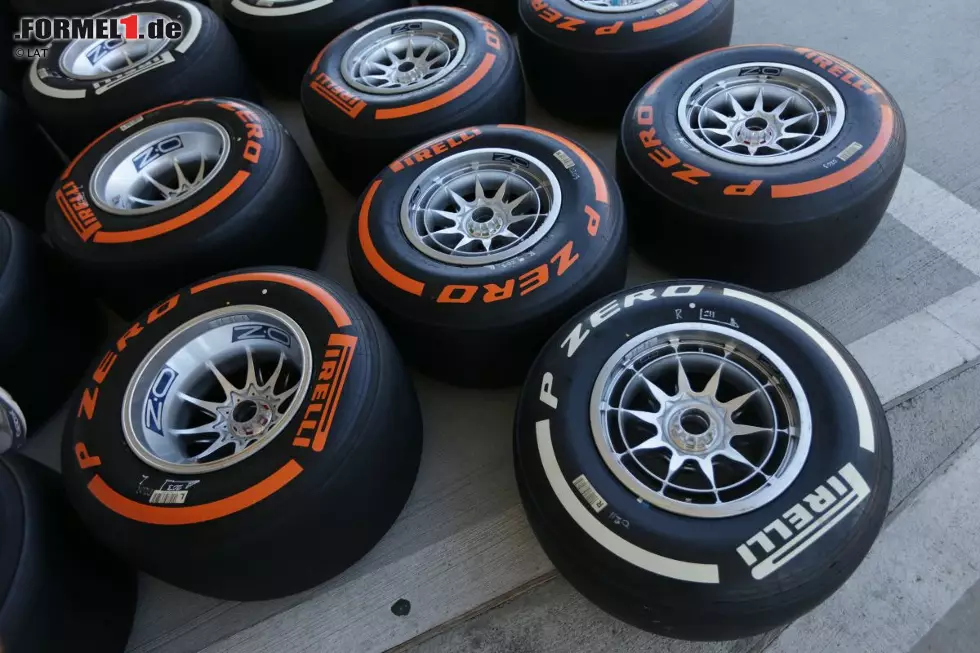 Foto zur News: Um den Anforderungen der langgezogenen Kurven und zahlreichen Richtungswechsel in Suzuka gewachsen zu sein, bringt Reifenhersteller Pirelli wie schon im vergangenen Jahr die beiden härtesten Mischungen im Sortiment (Medium und Hard) nach Suzuka. Diese Kombination wurde im bisherigen Saisonverlauf dreimal eingesetzt: in Malaysia, in Spanien und in Großbritannien.