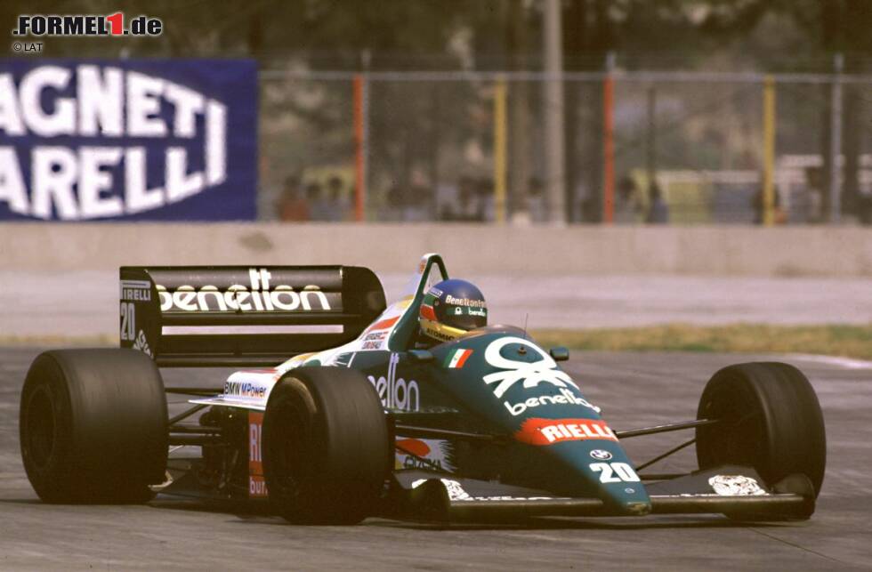 Foto zur News: Gerhard Berger holte 1986 in Mexiko seinen ersten Grand-Prix-Sieg. Er sollte in seinen 210 Rennen noch neun weitere Siege folgen lassen, den letzten beim Großen Preis von Deutschland 1997. Bergers Sieg beim Großen Preis von Mexiko 1986 war auch der erste für Benetton. Unter diesem Namen fuhr das Team weitere 26 Siege ein. Es existiert bis heute und heißt derzeit Lotus.