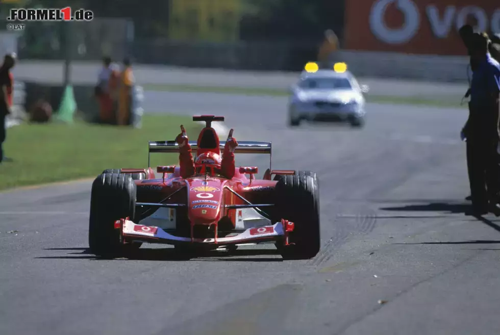 Foto zur News: Michel Schumachers Monza-Sieg 2003 hält den Rekord für die durchschnittlich schnellste Renngeschwindigkeit. Seine Rennzeit von 1:14:19.838 Stunden sind ein Durchschnitt von 247,585 km/h. Nicht überraschend war dies auch der zeitenmäßig kürzeste Grand Prix über eine volle Renndistanz.