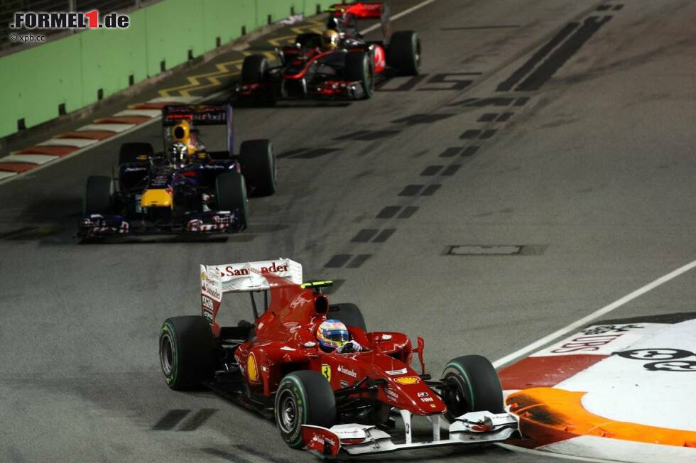 Foto zur News: Fünfmal wurde der Singapur-Grand-Prix von der Pole-Position aus gewonnen. Hamilton siegte 2009 und 2014 von vorne, Alonso 2010 und Vettel 2011 und 2013.