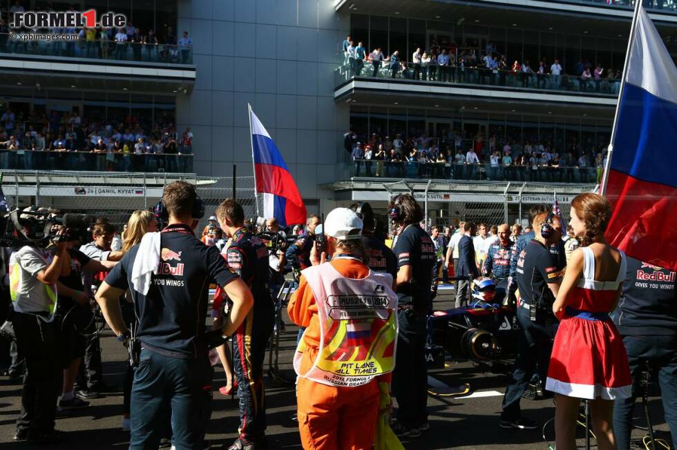 Foto zur News: Daniil Kwjat ist der einzige einheimische Fahrer beim Grand Prix von Russland. Der in Ufa geborene Red-Bull-Pilot erreichte mit dem zweiten Platz in Ungarn sein bisher bestes Karriereergebnis in der Formel 1. Landsmann Sergei Sirotkin erlebte im vergangenen Jahr sein Grand-Prix-Wochenende-Debüt in Sotschi. Der Moskauer fuhr das Freitagstraining für Sauber anstelle von Esteban Gutierrez, nachdem er früher im Jahr schon einen Tag getestet hatte.