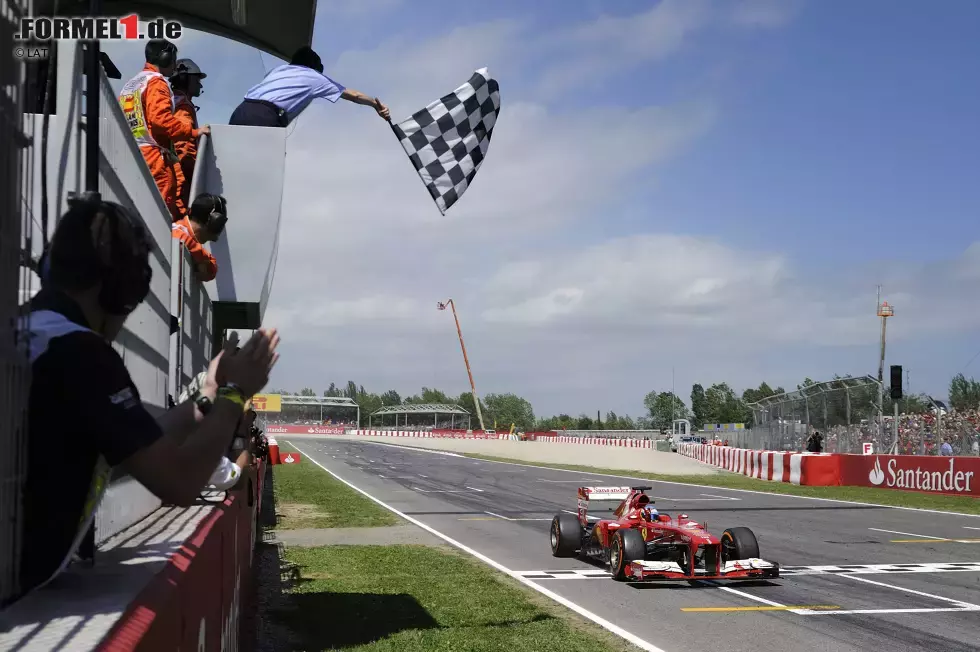 Foto zur News: Nur zweimal wurde das Rennen von einem Startplatz außerhalb der ersten Reihe gewonnen. Beide Male war ein Ferrari-Pilot siegreich: Schumacher holte 1996 seinen ersten Sieg für die Scuderia vom dritten Startplatz aus. 17 Jahre später startete Fernando Alonso von Platz fünf in seinen 63. Grand Prix für Ferrari und feierte 66 Runden später seinen 32. Karrieresieg.