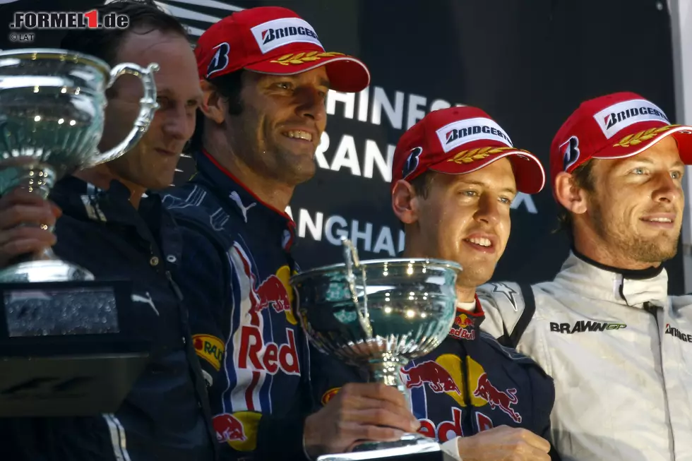 Foto zur News: 2009 feierte außerdem Red Bull seinen ersten Sieg in China. Sebastian Vettel und Mark Webber holten einen Doppelsieg und unterbrachen damit einen Lauf von Jenson Button, der für Brawn sechs der ersten sieben Rennen gewinnen konnte. Red Bull sammelte bis heute 49 weitere Grand-Prix-Siege.