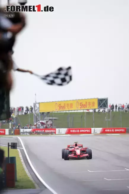 Foto zur News: In sechs der bisherigen elf Rennen auf dem Shanghai International Circuit konnte die Pole-Position nicht in einen Sieg umgewandelt werden. Michael Schumacher gewann 2006 von Startplatz sechs, von weiter hinten war bisher kein Pilot erfolgreich. Er ist einer von zwei Piloten, die bisher von einer ungeraden Startposition aus gewonnen haben. Der andere ist Kimi Räikkönen, der 2007 von Platz zwei aus gewann.