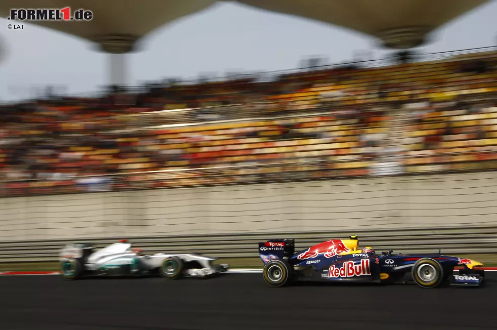 Foto zur News: Obwohl Schanghai in Kurve eins und in Haarnadelkurve 14 exzellente Überholmöglichkeiten bietet, haben erst drei Piloten den Sprung auf das Podium geschafft, wenn sie zuvor im Qualifying die Top 6 verpassten. Nur einmal schaffte es ein Pilot von außerhalb der Top 10 auf das Podium: Mark Webber wurde 2011 Dritter, nachdem er nur von Rang 18 ins Rennen gestartet war.