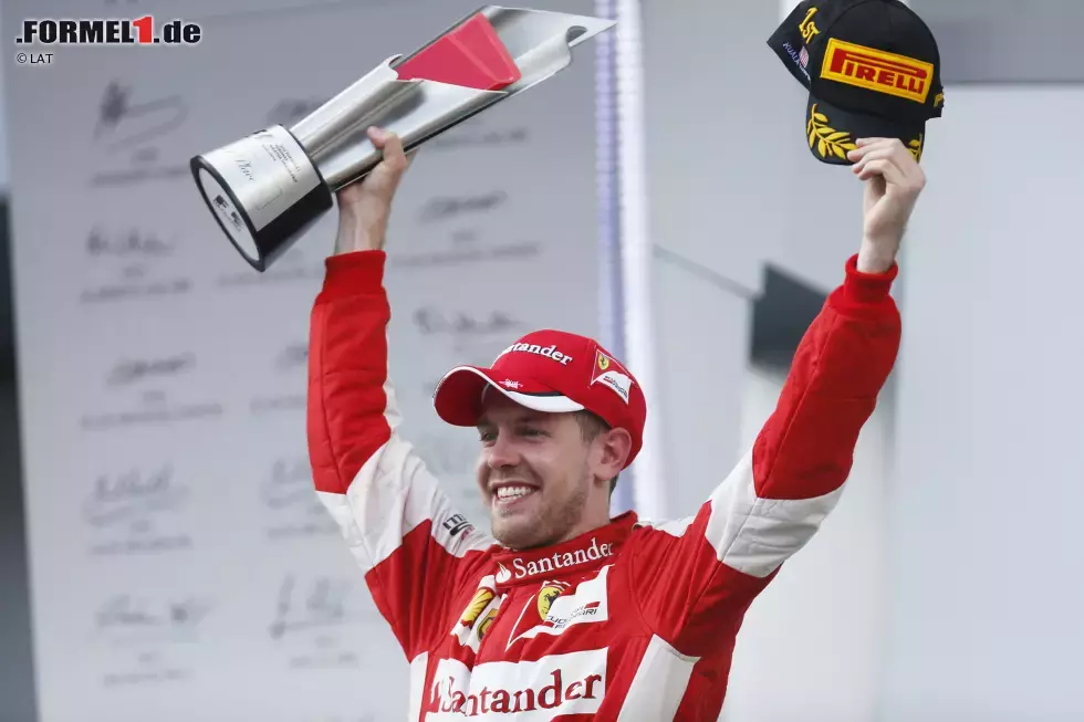 Foto zur News: Durch seinen Sieg in Malaysia stieg Sebastian Vettel in eine exklusive Gruppe von Piloten auf, die Grands Prix mit drei verschiedenen Teams gewinnen konnten. Auf dieser Liste stehen außerdem Fernando Alonso, Gerhard Berger, Jenson Button, Dan Gurney, Niki Lauda, Nelson Piquet, Kimi Räikkönen, Carlos Reutemann, Jody Scheckter und John Surtees. Alain Prost (Renault, McLaren, Ferrari, Williams), Juan Manuel Fangio (Alfa Romeo, Maserati, Mercedes, Ferrari) und Stirling Moss (Mercedes, Maserati, Vanwall, Rob Walker) gewannen sogar mit vier verschiedenen Teams.