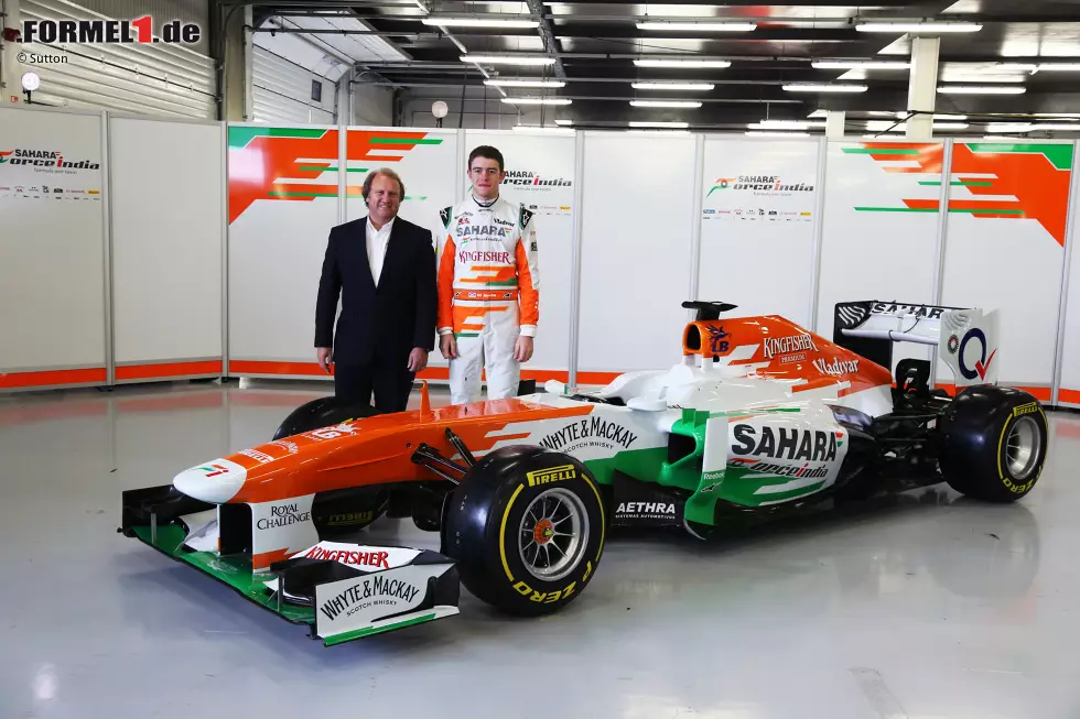 Foto zur News: 2013: Der stellvertretende Teamchef Robert Fernley und Paul di Resta posieren mit dem Neuwagen VJM06, weil der zweite Fahrer bei der Präsentation noch nicht feststeht. Erst im Februar wird erneut Adrian Sutil nominiert. Jules Bianchi bleibt Test- und Ersatzfahrer für Force India.