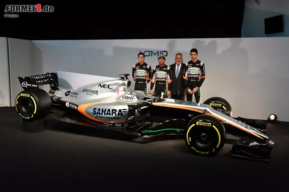 Foto zur News: 2017: Mehr Silber am Auto, aber nicht weniger Gold an Teambaron Vijay Mallya, der große Töne spuckt und &quot;in die Top 3 einbrechen&quot; will. In Silverstone kommt der VJM10 zum Vorschein, in dem neben Sergio Perez erstmals Esteban Ocon seinen Platz findet.