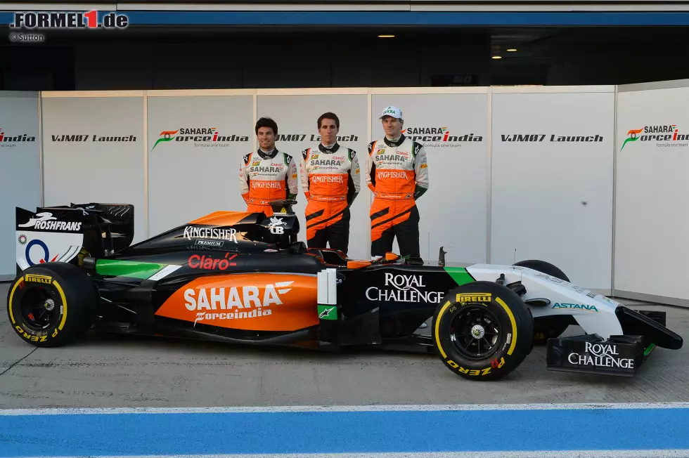 Foto zur News: 2014: Neue Farben für Force India, erstmals gezeigt kurz vor dem Beginn der Wintertests in Jerez. Auf dem Foto zu sehen ist der VJM07 sowie die Stammfahrer Nico Hülkenberg und Sergio Perez. Erneut gibt es ein neues Gesicht im Team: Daniel Juncadella ist dritter Fahrer beim indischen Rennstall mit Sitz in Silverstone.