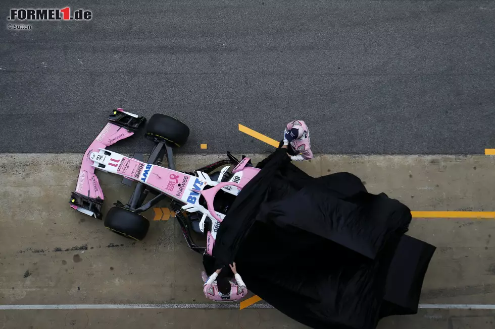 Foto zur News: 2018: Der Force India ist mittlerweile ein &quot;Pink Panther&quot; - dem neuen Hauptsponsor sei Dank. Kurz vor Beginn der Wintertest enthüllen Sergio Perez und Esteban Ocon in Barcelona den VJM11, mit dem das Team Rang vier in der Konstrukteurswertung verteidigen will.