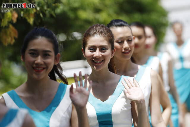 Foto zur News: Asiatischer Schick: Während die Gridgirls in Malaysia brav in die Kamera winkten...