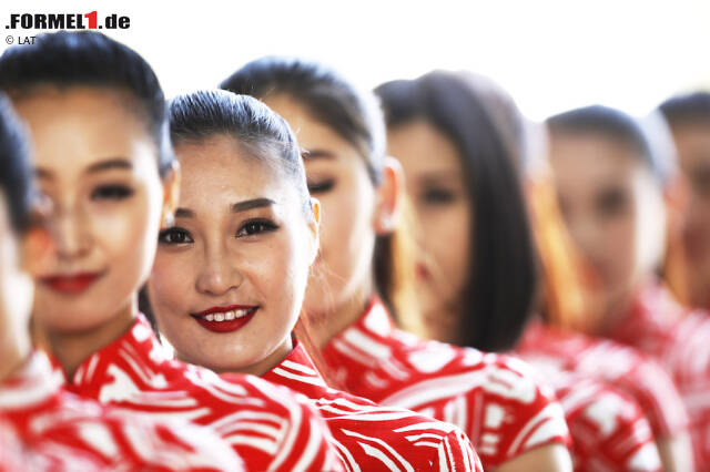 Foto zur News: ...gab es großen Aufruhr um eine Podiumshostess in China, die "Opfer" einer Champagnerdusche Lewis Hamiltons wurde. Der Weltmeister wurde daraufhin in den sozialen Netzwerken als frauenfeindlich kritisiert, was jedoch schnell wieder im Sande verlief.