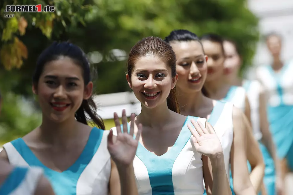 Foto zur News: Asiatischer Schick: Während die Gridgirls in Malaysia brav in die Kamera winkten...