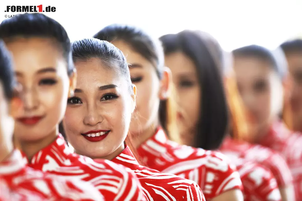 Foto zur News: ...gab es großen Aufruhr um eine Podiumshostess in China, die &quot;Opfer&quot; einer Champagnerdusche Lewis Hamiltons wurde. Der Weltmeister wurde daraufhin in den sozialen Netzwerken als frauenfeindlich kritisiert, was jedoch schnell wieder im Sande verlief.