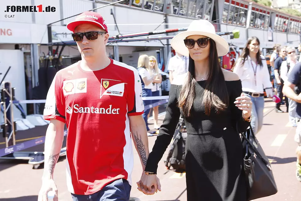 Foto zur News: ... und Kimi Räikkönen (Ferrari) mit seiner Ex-Stewardess Minttu Virtanen.