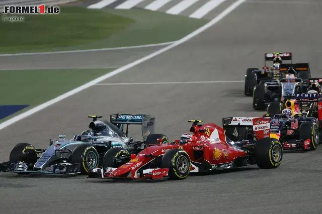 Foto zur News: ... und Rosberg, der sich eigentlich direkt auf Hamilton-Jagd machen wollte, fällt auch noch hinter Kimi Räikkönen zurück, der seinen Ferrari geschickt auf der Außenbahn in die erste Kurve manövriert und mehr Schwung mitnimmt. Die ersten Strafen gibt's übrigens schon vor dem Start: Je fünf Sekunden für Maldonado (ungenaue Parkposition) und Carlos Sainz (zu langsame Out-Lap).