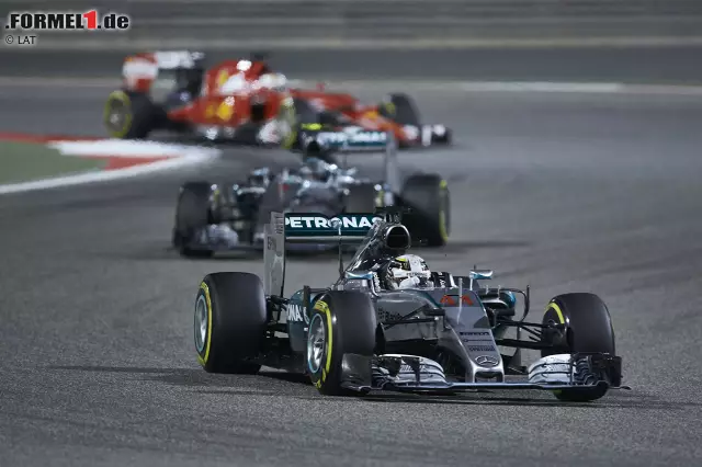 Foto zur News: Hamilton kommt in der 16. Runde 0,6 Sekunden vor Rosberg zurück auf die Strecke - und wundert sich: "Was ist mit meinem Vorsprung passiert?" Aber der Mercedes-Pilot fährt weltmeisterlich und schüttelt Rosberg sofort aus der DRS-Sekunde ab.