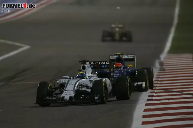 Foto zur News: Weiter hinten sorgt Sauber-Rookie Felipe Nasr einmal mehr für Furore. Außen antäuschen, innen vorbeiziehen gegen Landsmann Felipe Massa im Kampf um Platz zehn!