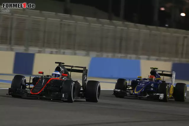 Foto zur News: Wenig später schnappt sich Nasr auch Fernando Alonso, der mit unterlegenem Topspeed des McLaren-Honda nur Kanonenfutter ist, und Nico Hülkenberg. Der kann aus seinem überraschenden achten Startplatz im Rennen nichts machen: "Überhaupt kein Grip."